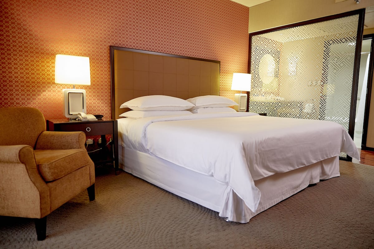 1 غرفة نوم وخزنة داخل الغرفة ومكتب وتجهيزات عازلة للصوت