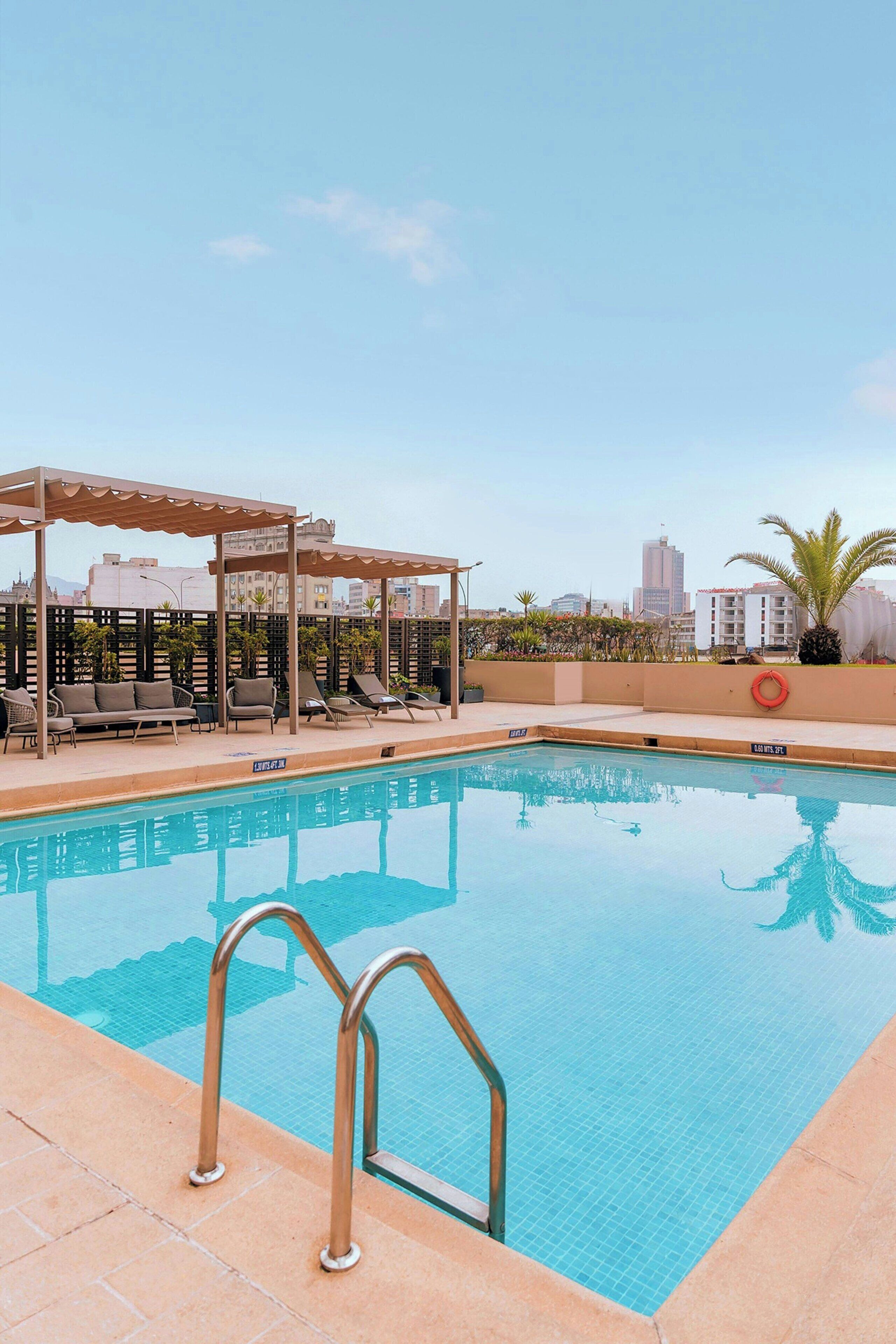Una piscina al aire libre de temporada