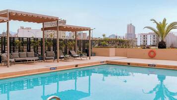 Una piscina al aire libre de temporada