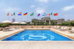 Kolam renang outdoor musiman