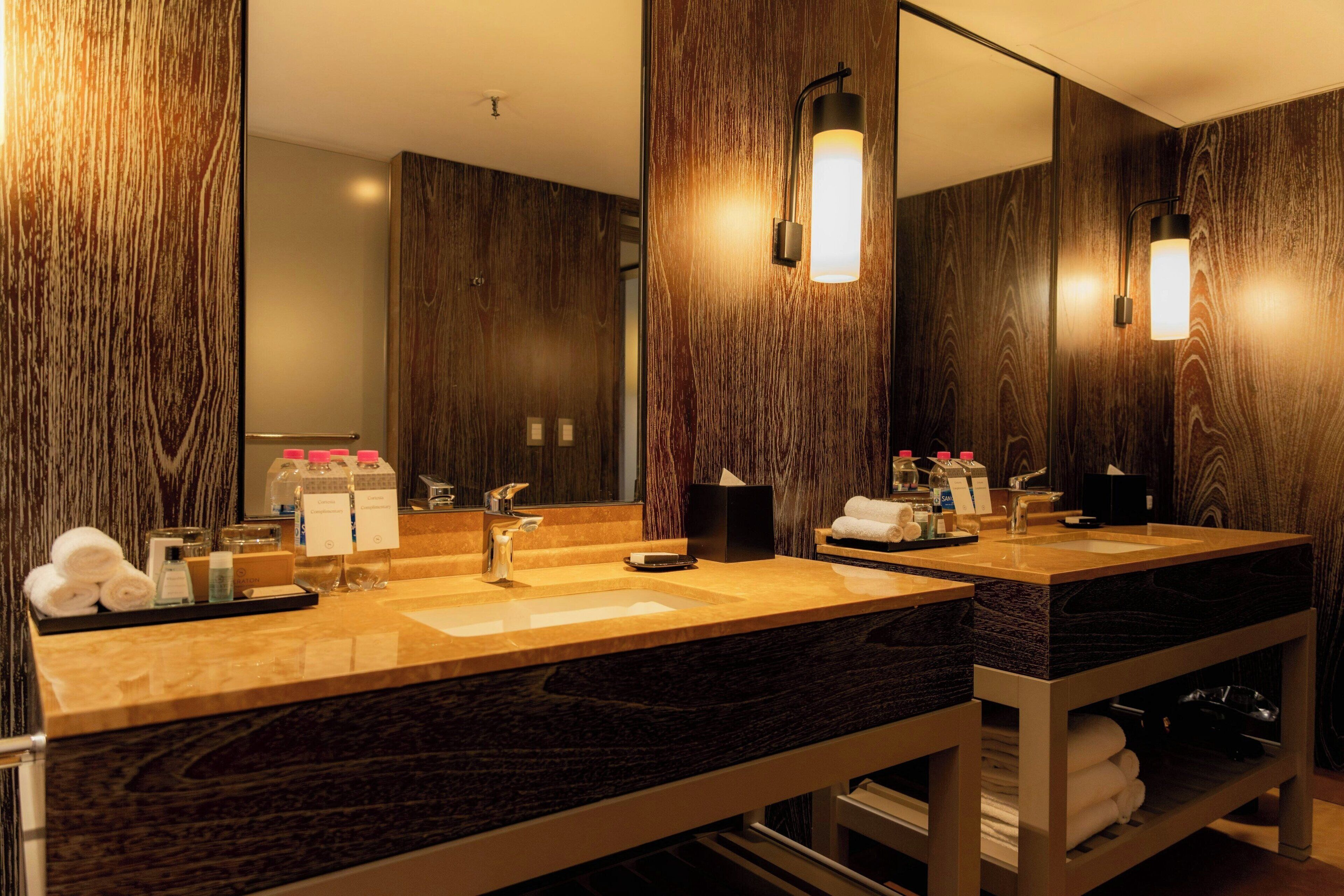 suite, 1 king bed | bathroom | combined shower/bathtub, hair dryer, towels