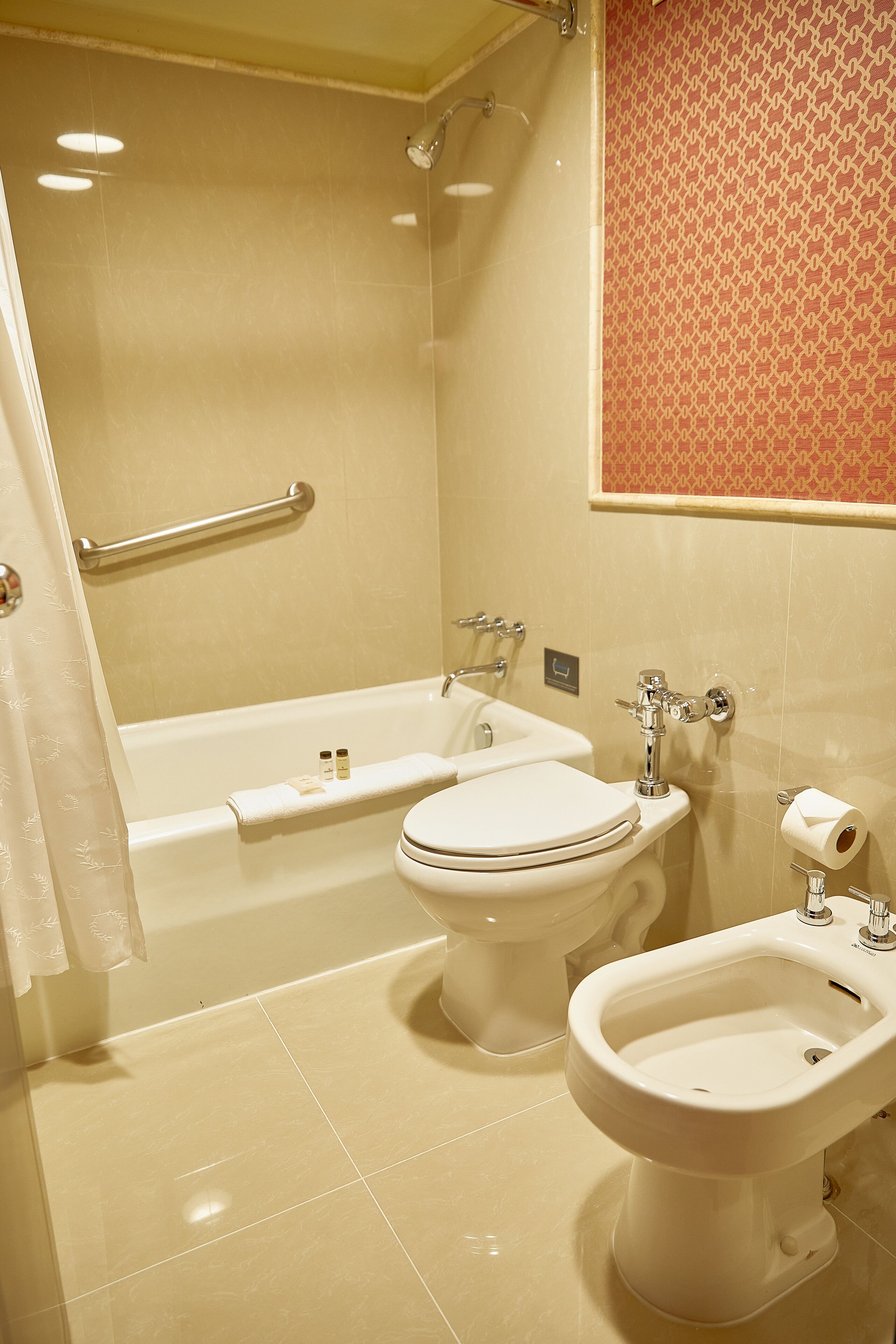 Un baño equipado con bañera, inodoro, bidé y zona de ducha.