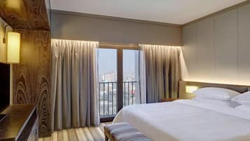 Junior suite, 1 kingsize bed | 1 slaapkamer, een kluis op de kamer, een bureau, geluiddichte muren