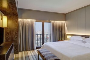 Suite – junior, 1 kingsize-seng | 1 soverom, safe på rommet, skrivebord og lydisolert