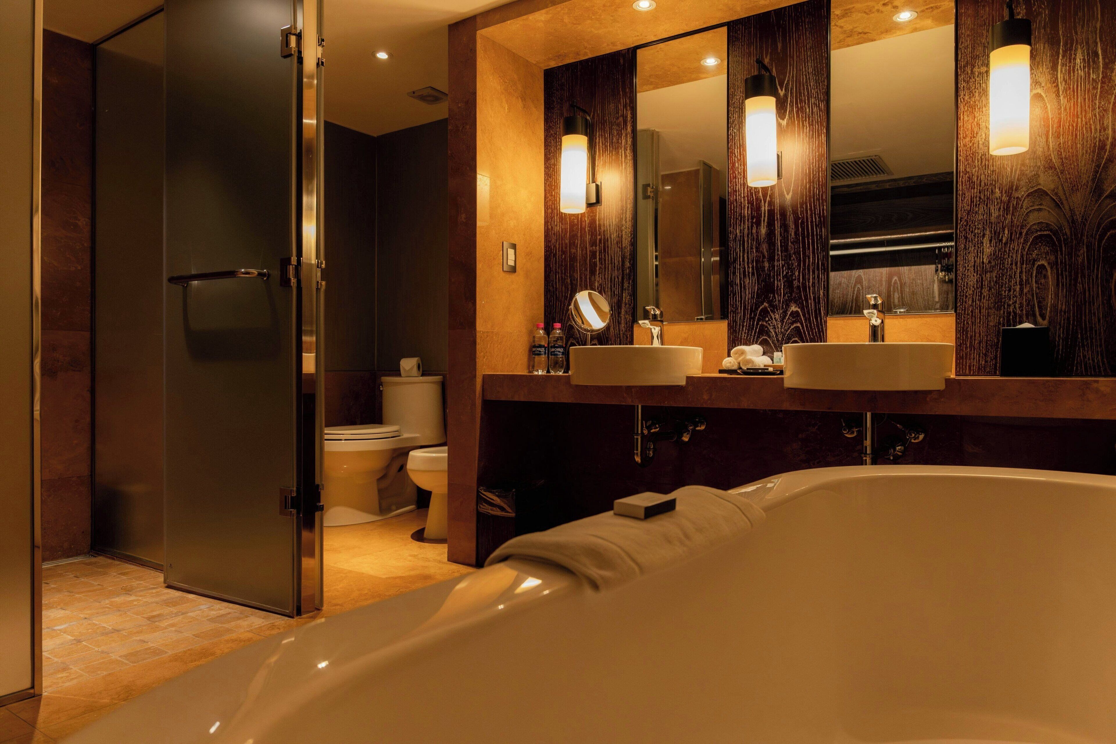 suite, 1 king bed | bathroom | combined shower/bathtub, hair dryer, towels