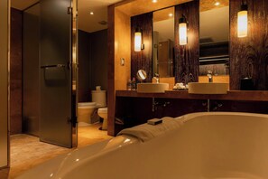 Suite, 1 kingsize bed | Badkamer | Een bad/douchecombinatie, een haardroger, handdoeken