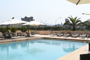 Una piscina al aire libre de temporada