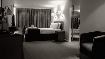 Quadruple Room | In-room safe, desk, iron/ironing board, free cribs/infant beds