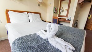 Executive Double Room | In-room safe, desk, iron/ironing board, cribs (free) - Airport Inn Gatwick (Horley)