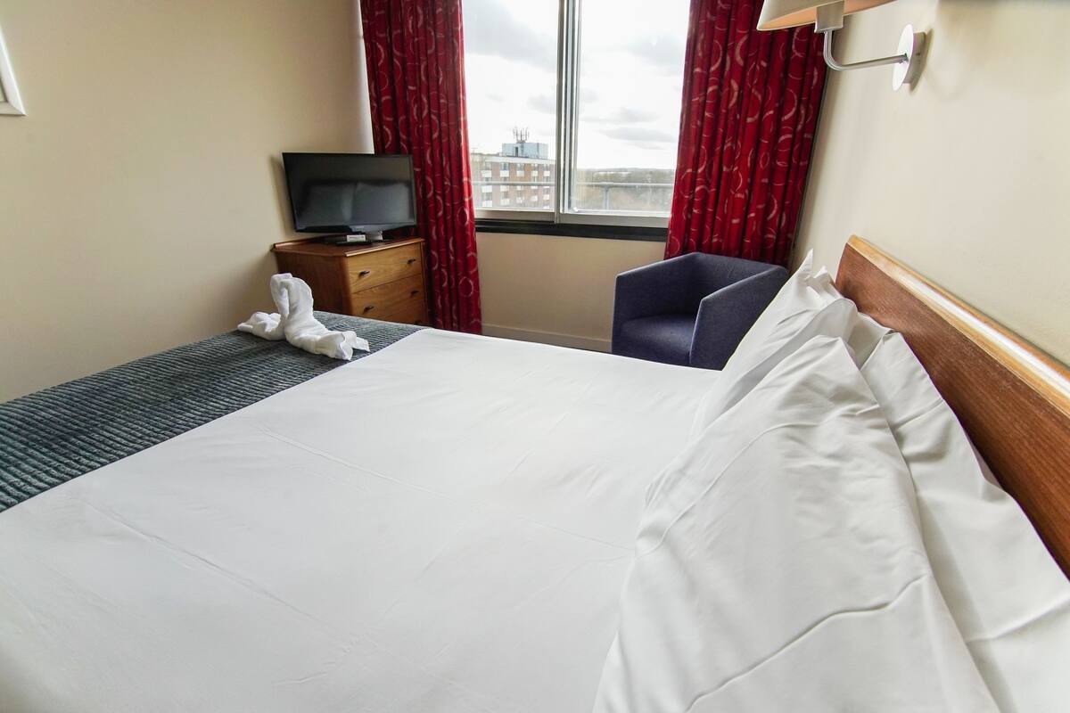 Executive Double Room | In-room safe, desk, iron/ironing board, cribs (free)