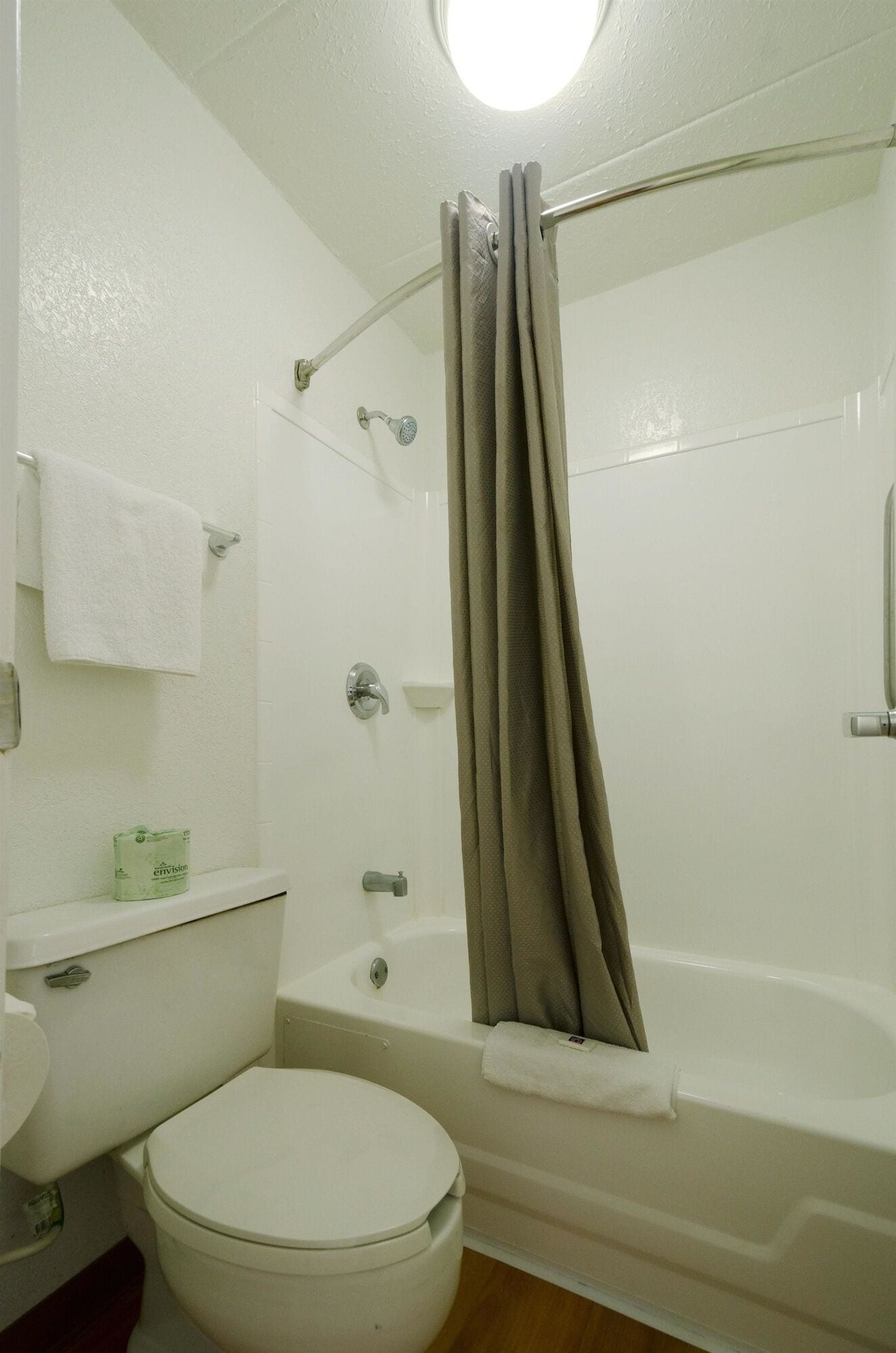 A bathroom with a toilet, sink, and bathtub.
