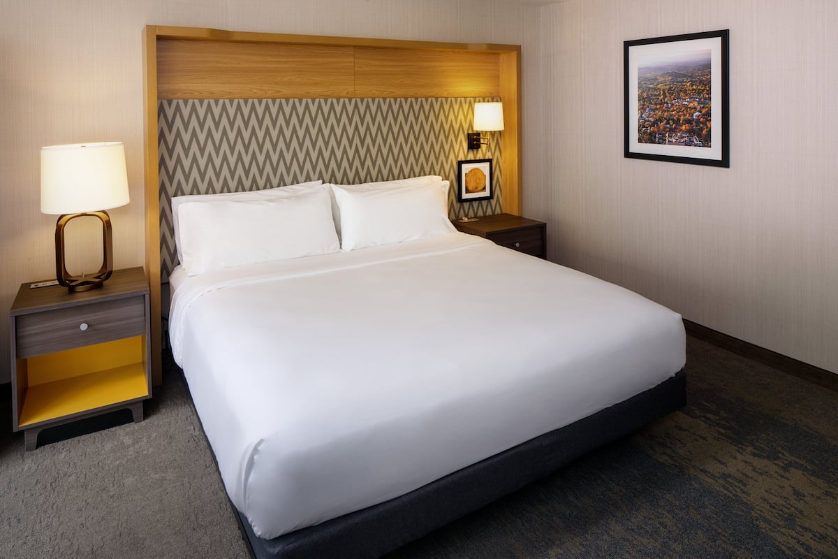 1 bedroom, premium bedding, down comforters, Tempur-Pedic beds