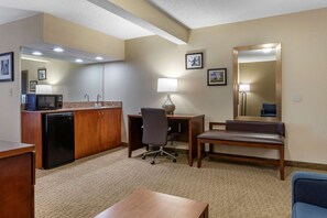 Suite, 1 King Bed with Sofa bed, Non Smoking