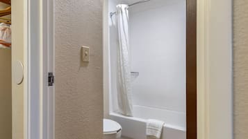 Quarto standard, 2 camas de casal, para não fumantes | Escrivaninha, espaço de trabalho para notebook, cortinas blackout
