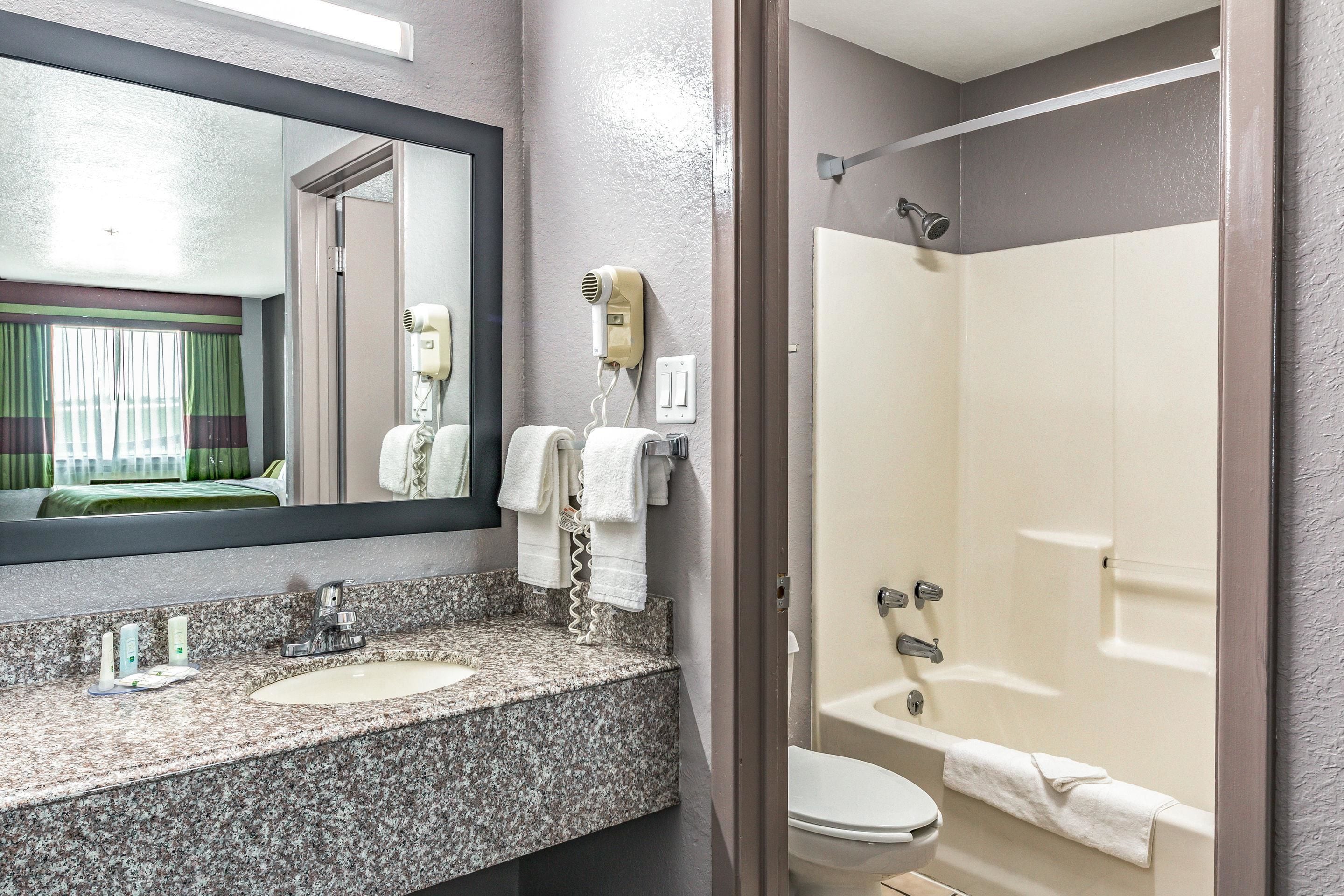 Foto - Quality Inn I-10 East near Frost Bank Center