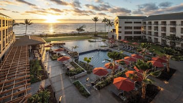 Piscine extérieure, parasols de plage, chaises longues
