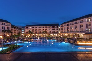 Piscine extérieure, parasols, chaises longues