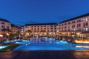 Outdoor pool, pool umbrellas, sun loungers