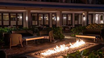 6 restaurants, breakfast, lunch, dinner served; Fusion cuisine