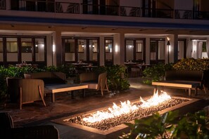 6 restaurants, breakfast, lunch, dinner served; Fusion cuisine