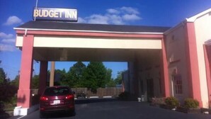 A building with a sign that reads "BUDGET INN". - Budget Inn (Charlotte)