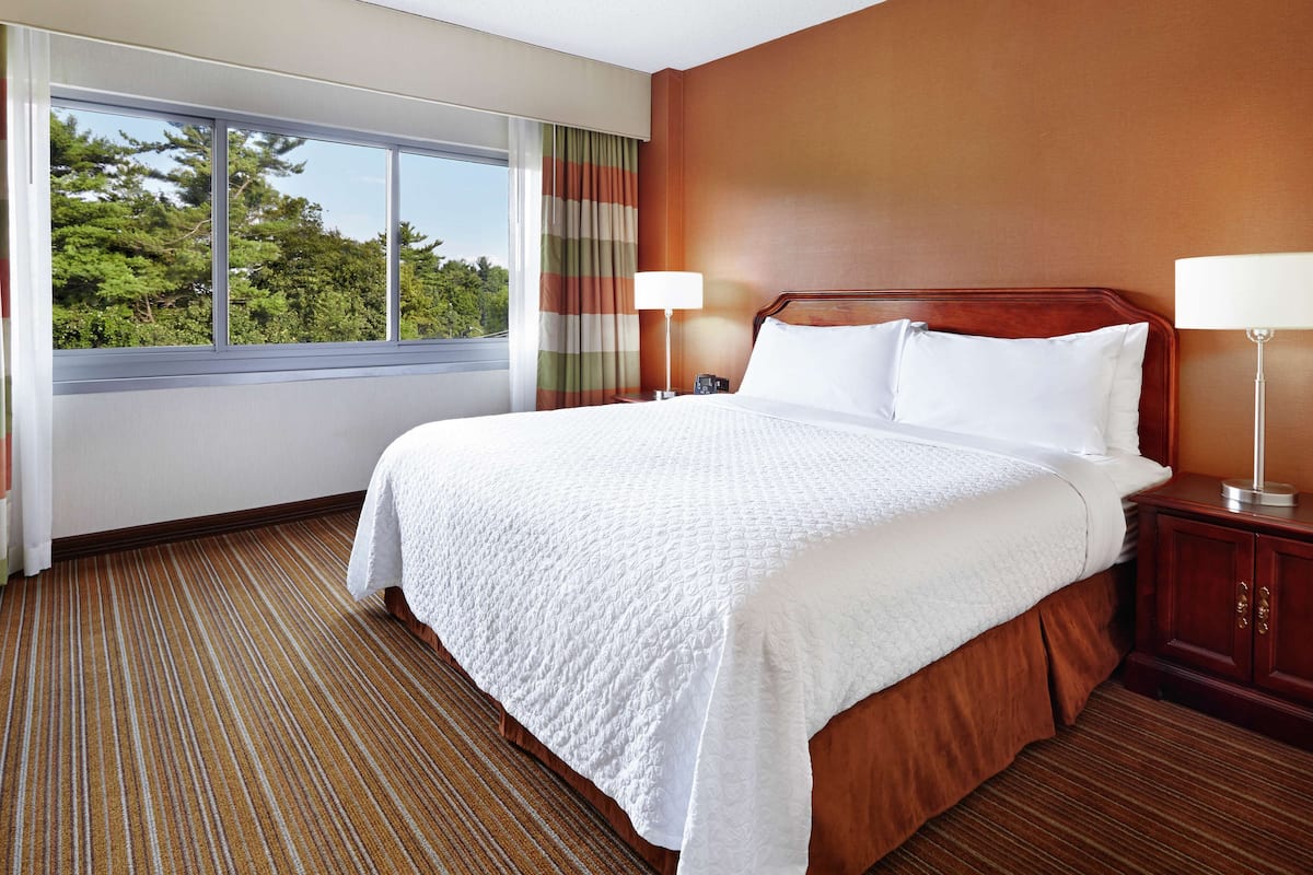 Suite, 1 Katil Raja (King), Accessible | 1 bilik tidur, peti besi dalam bilik, meja, langsir/tirai gelap terus 