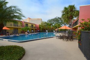 Pool - Midpointe Hotel by Rosen Hotels and Resorts (Orlando)