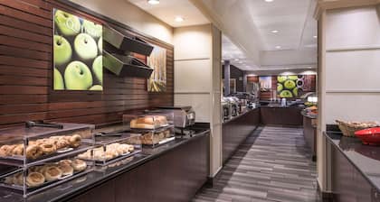 La Quinta Inn & Suites by Wyndham San Antonio Riverwalk
