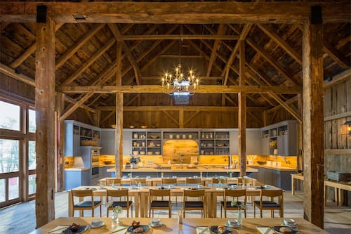 4 restaurants; breakfast, lunch, and dinner served