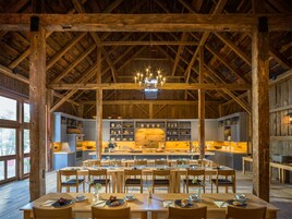 4 restaurantes; se sirve desayuno, almuerzo y cena; cocina americana