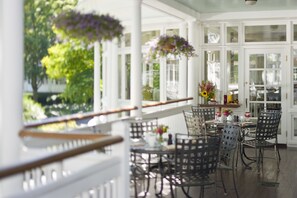4 restaurantes, se sirven desayunos, comidas, cenas y cocina americana