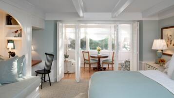 Une chambre à coucher avec un lit, un bureau, une chaise et une fenêtre.