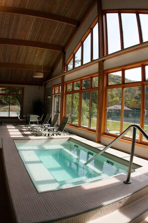Indoor spa tub