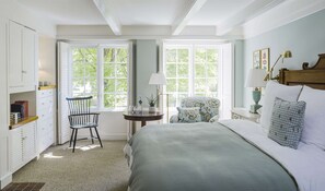 Tavern King w/ electric fireplace | Premium bedding, pillowtop beds, in-room safe, individually decorated - Woodstock Inn & Resort (Woodstock)