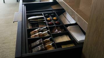 Un mini-bar contenant diverses boissons et collations.