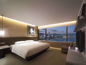 Suite (Victoria) | Premium bedding, minibar, in-room safe, desk