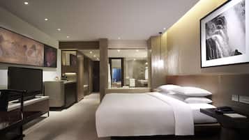 أغطية فراش متميزة وميني بار وخزنة داخل الغرفة ومكتب