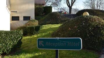 Placa de recepção de hotel com uma seta apontando para a esquerda.