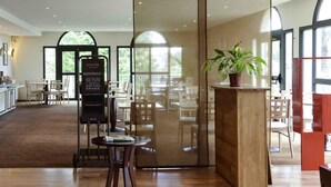 Desayuno buffet todos los días (con cargo)