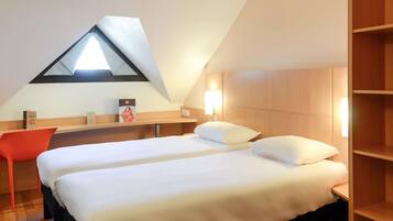 Standaard kamer, 2 eenpersoonsbedden | Luxe beddengoed, een bureau, geluiddichte muren