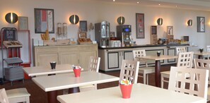 Desayuno buffet diario (EUR 12.90 por persona)