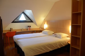 Standardzimmer, 2 Einzelbetten | Hochwertige Bettwaren, Schreibtisch, schallisolierte Zimmer