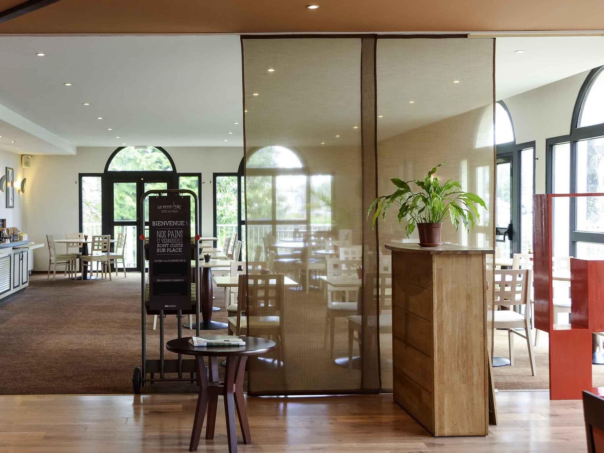 Petit déjeuner buffet servi tous les jours en supplément
