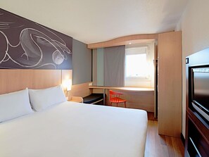 Luxe beddengoed, een bureau, geluiddichte muren