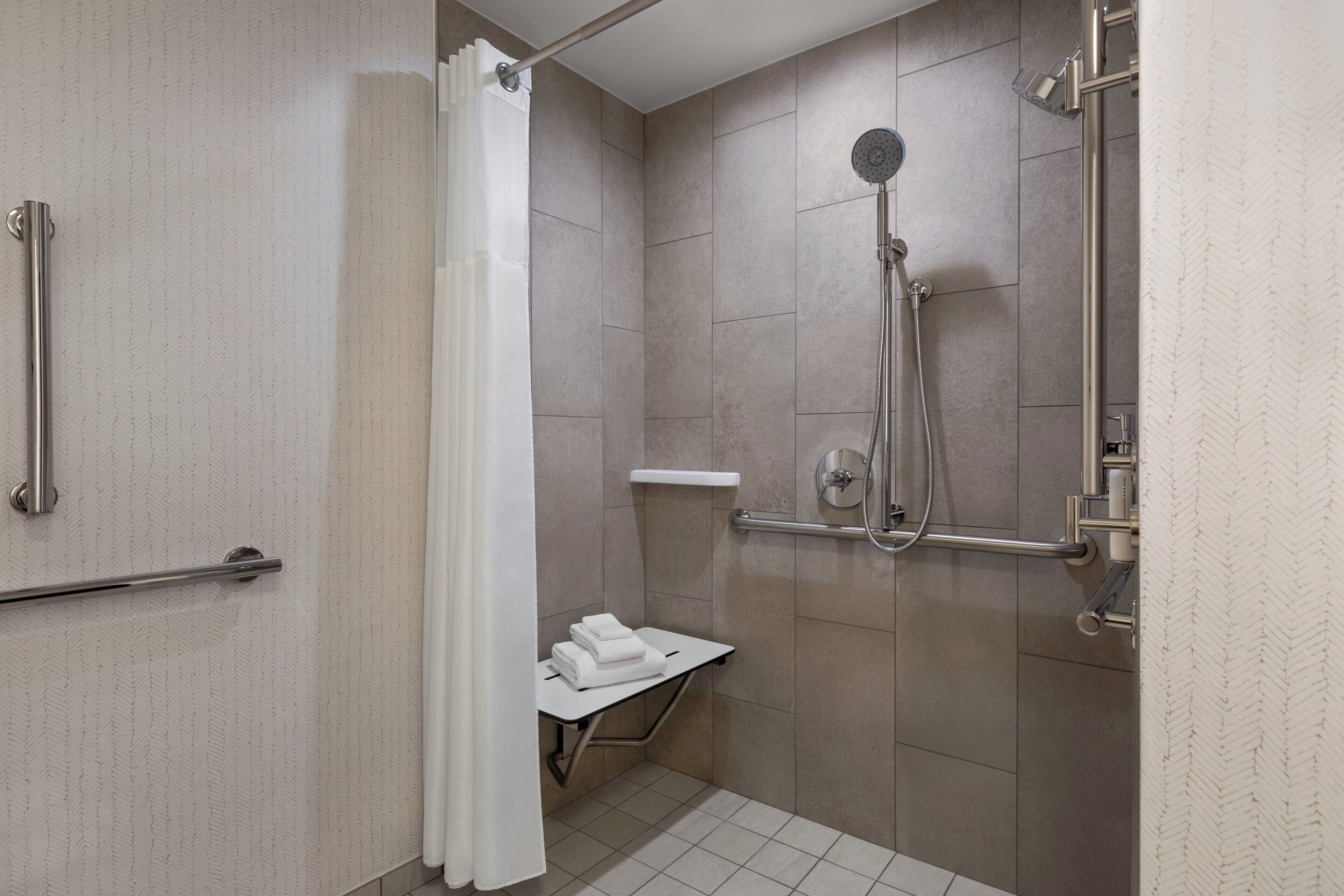 combined shower/bathtub, hydromassage showerhead, free toiletries