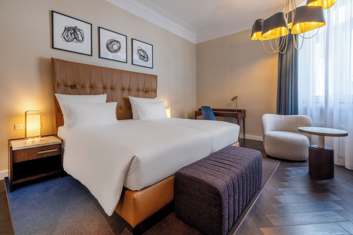 Deluxe Room, 1 King Bed | Hypo-allergenic bedding available, minibar, in-room safe, desk