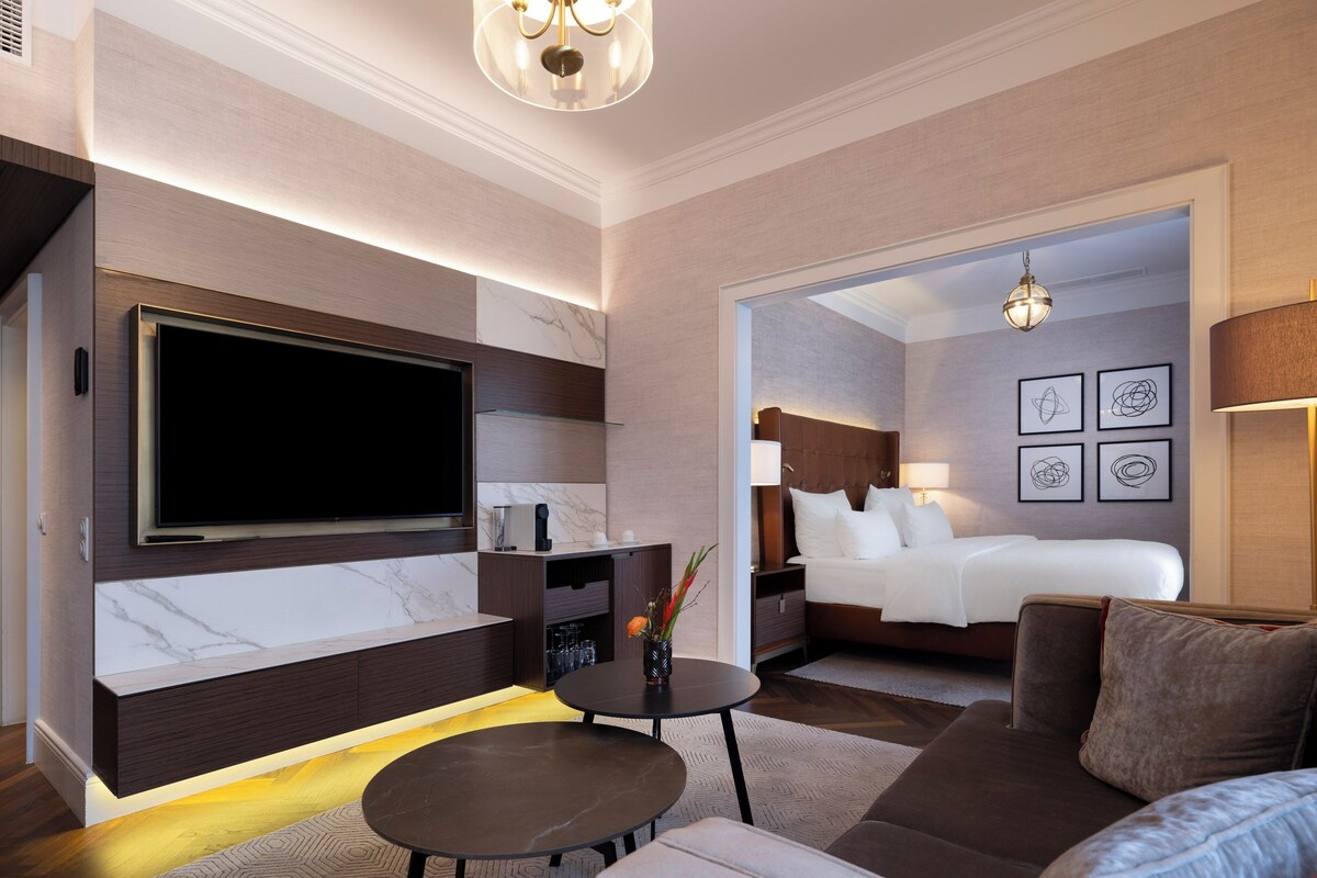 Junior Suite | Hypo-allergenic bedding available, minibar, in-room safe, desk