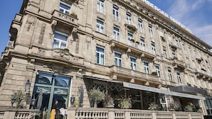 Een historisch gebouw met de naam "Steigenberger Parkhotel" duidelijk zichtbaar.