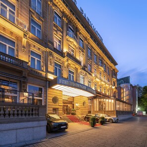 Un hôtel historique doté d’une entrée imposante, de plusieurs étages et d’une architecture classique.