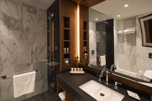 Habitación Deluxe doble (Grand) | Ropa de cama hipoalergénica, minibar, caja fuerte y escritorio